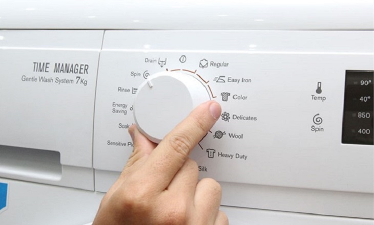 Thiết lập máy giặt ở chế độ nước lạnh và lựa chọn chu kỳ nhẹ nhàng